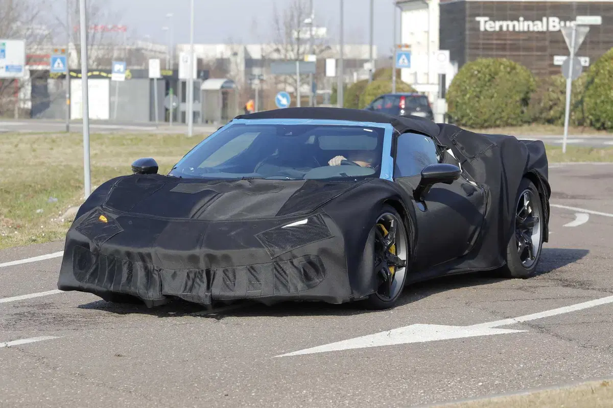Ferrari 296 Versione Speciale: la nuova evoluzione della supercar ibrida di Maranello [Foto Spia] (3)