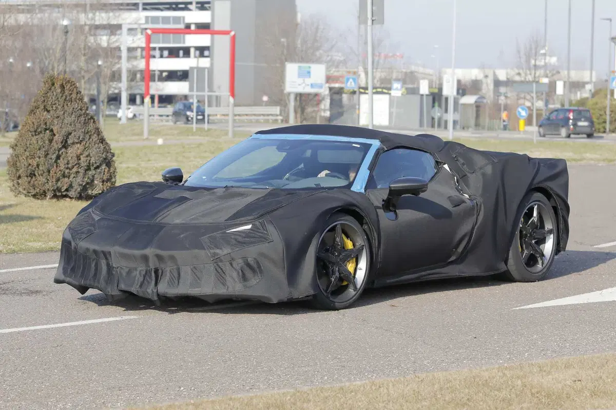 Ferrari 296 Versione Speciale: la nuova evoluzione della supercar ibrida di Maranello [Foto Spia] (4)