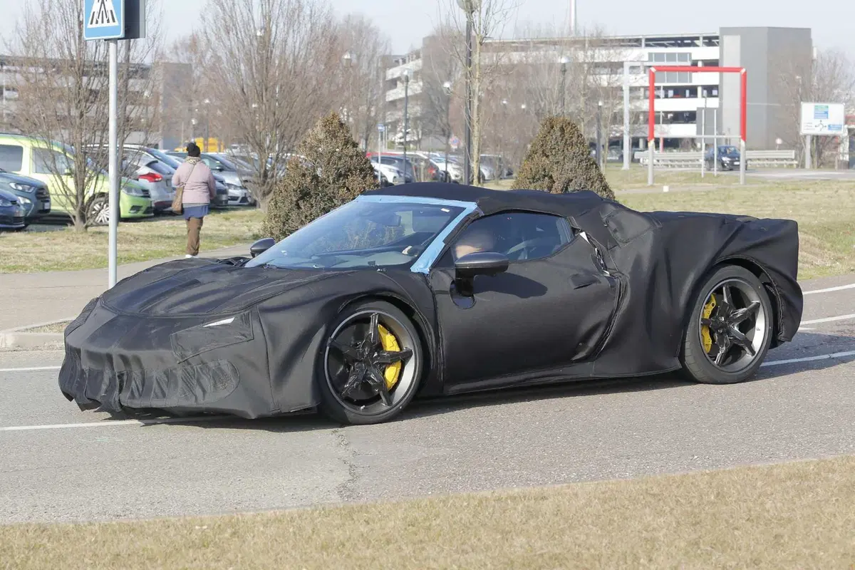 Ferrari 296 Versione Speciale: la nuova evoluzione della supercar ibrida di Maranello [Foto Spia] (5)