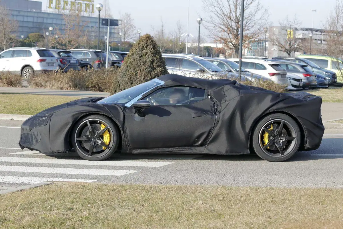 Ferrari 296 Versione Speciale: la nuova evoluzione della supercar ibrida di Maranello [Foto Spia] (7)