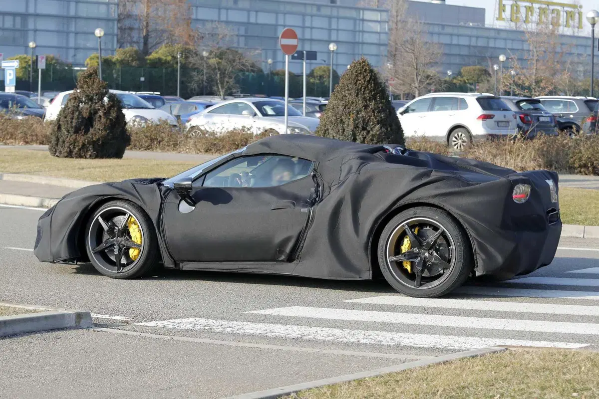 Ferrari 296 Versione Speciale: la nuova evoluzione della supercar ibrida di Maranello [Foto Spia] (8)