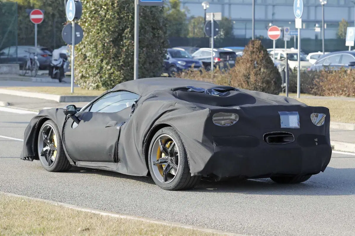 Ferrari 296 Versione Speciale: la nuova evoluzione della supercar ibrida di Maranello [Foto Spia] (10)