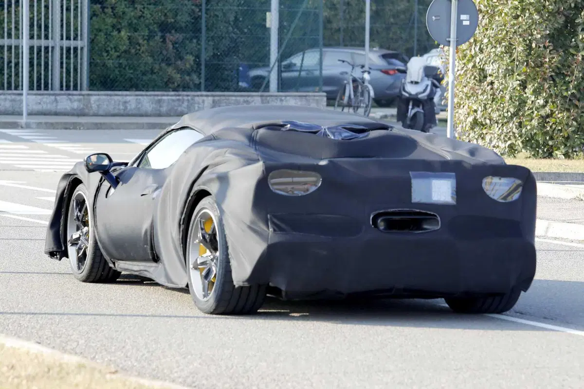Ferrari 296 Versione Speciale: la nuova evoluzione della supercar ibrida di Maranello [Foto Spia] (11)