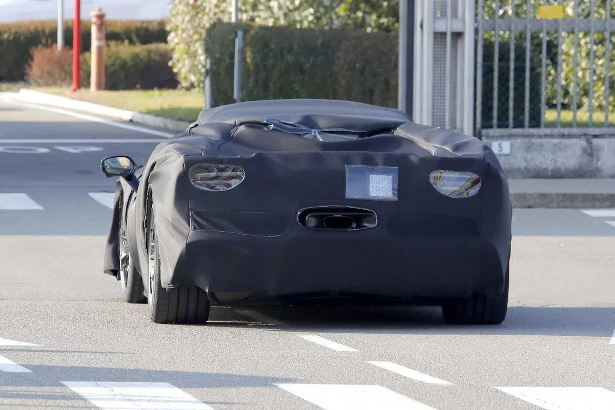 Ferrari 296 Versione Speciale: la nuova evoluzione della supercar ibrida di Maranello [Foto Spia] (13)