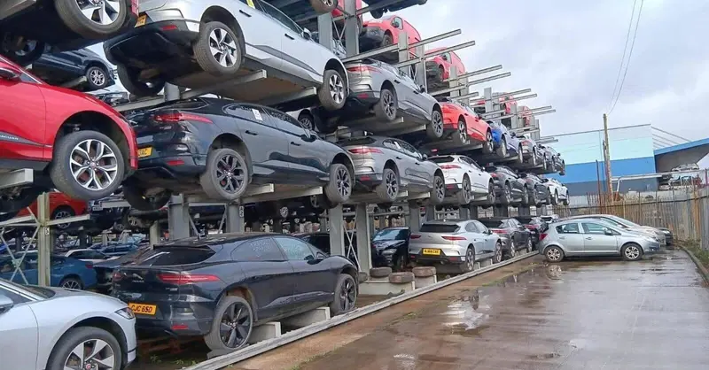 Jaguar ricompra le I-Pace difettose e le parcheggia in un'autodemolizione