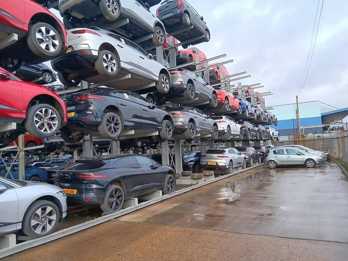 Jaguar ricompra le I-Pace difettose e le parcheggia in un'autodemolizione