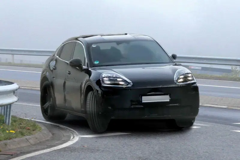 Porsche Cayenne Coup&eacute;: la versione sportiva dell'iconico SUV diventa elettrica [Foto Spia]