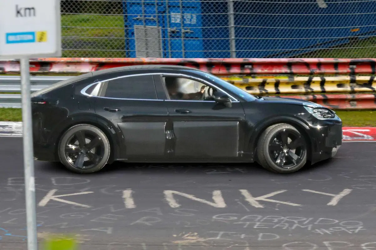 Porsche Cayenne Coupé: la versione sportiva dell'iconico SUV diventa elettrica [Foto Spia] (4)