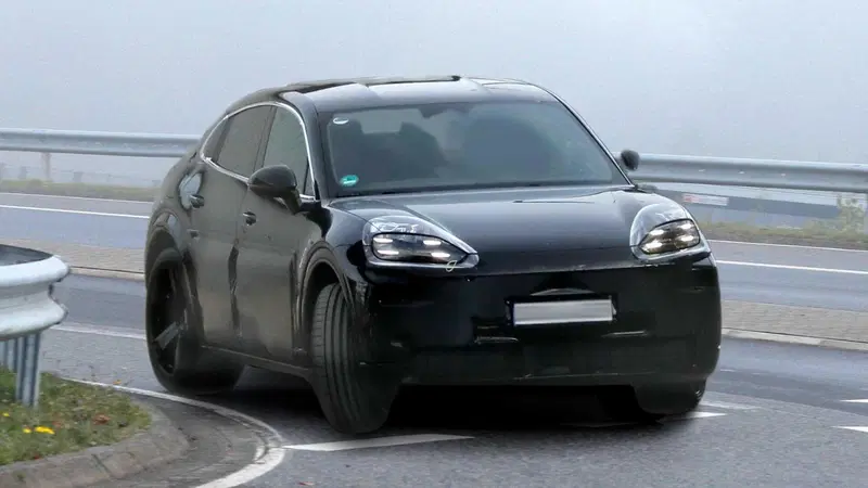 Porsche Cayenne Coup&eacute;: la versione sportiva dell'iconico SUV diventa elettrica [Foto Spia]