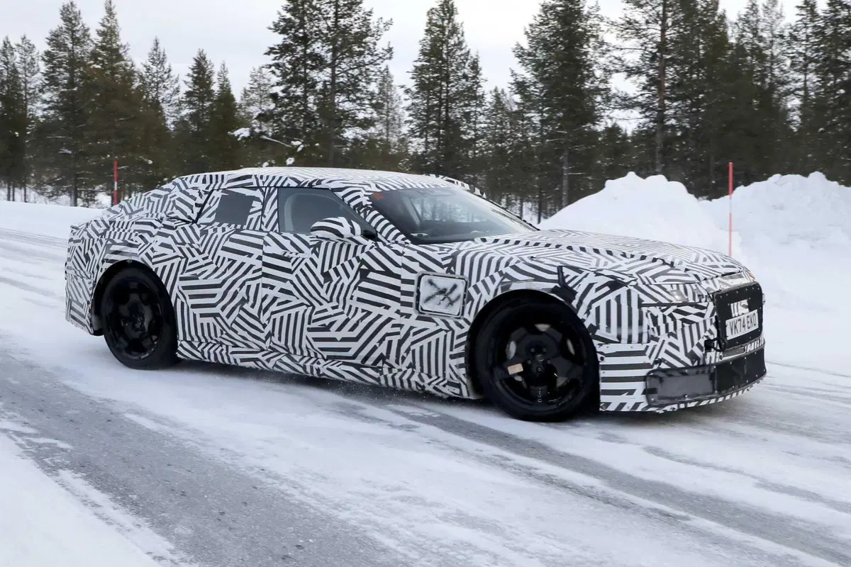 Jaguar: la rinascita del marchio inizia dal nuovo prototipo Type 00 [Foto Spia] (4)