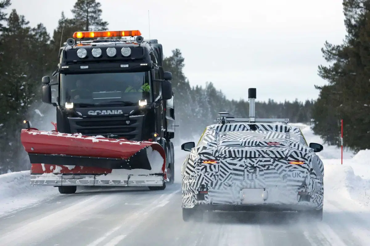 Jaguar: la rinascita del marchio inizia dal nuovo prototipo Type 00 [Foto Spia] (12)