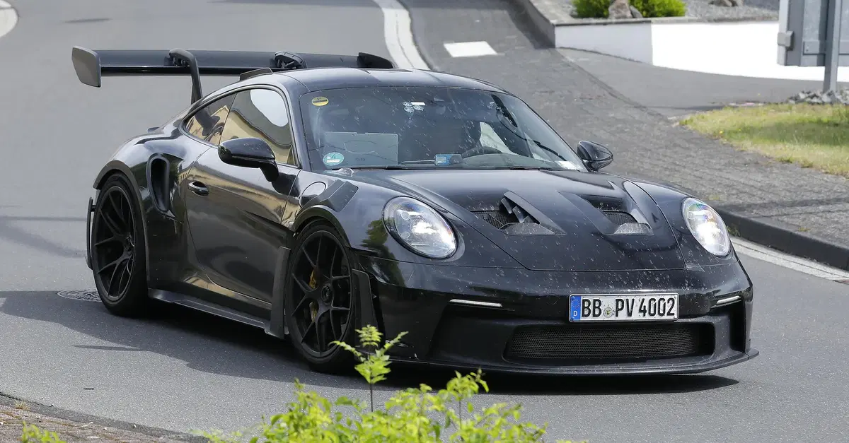 Porsche espande la gamma con nuovi modelli a combustione e ibridi plug-in