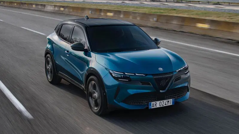 Alfa Romeo Junior Q4: al via gli ordini dell'ibrida a trazione integrale, ecco i prezzi 