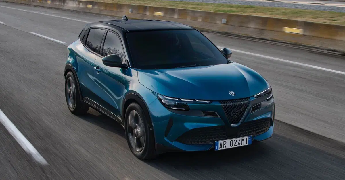 Alfa Romeo Junior Q4: al via gli ordini dell'ibrida a trazione integrale, ecco i prezzi 