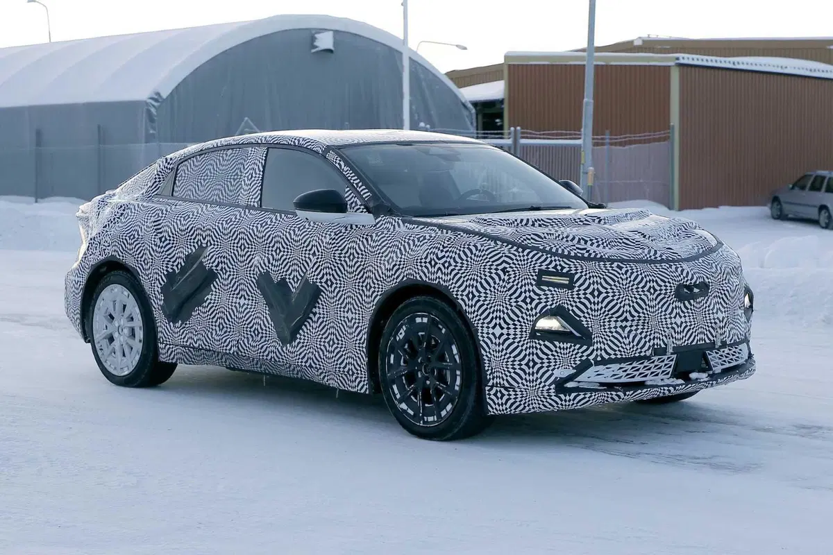 Alpine A390: arriva la rivale francese della Porsche Macan [Foto Spia] (4)