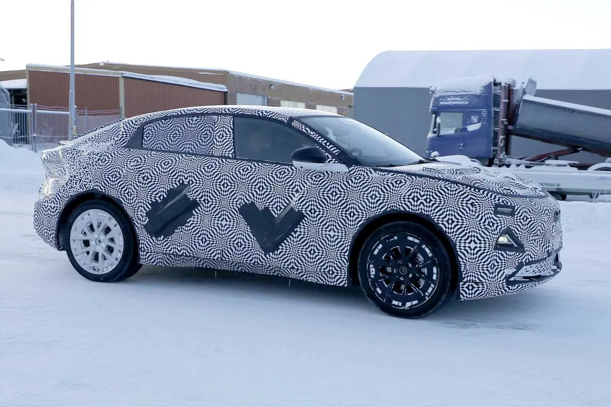 Alpine A390: arriva la rivale francese della Porsche Macan [Foto Spia] (6)