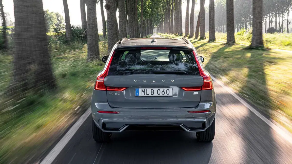 Volvo XC60 2.0 b5 Plus Dark awd auto (32)