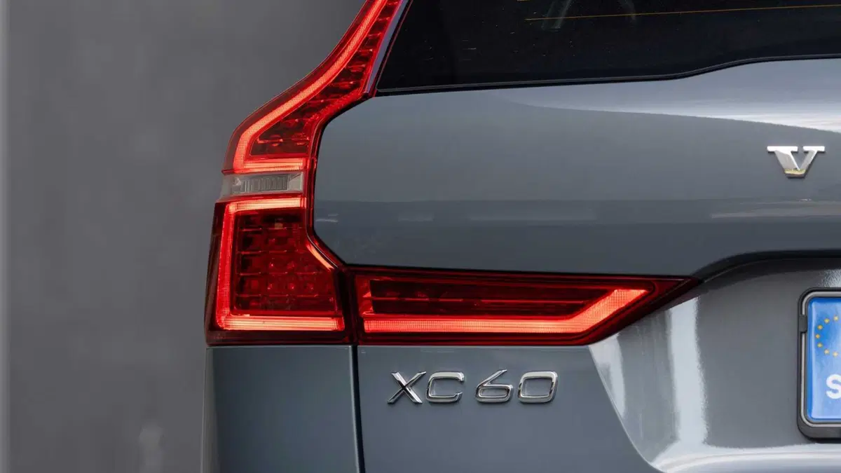 Volvo XC60 2.0 b5 Plus Dark awd auto (40)