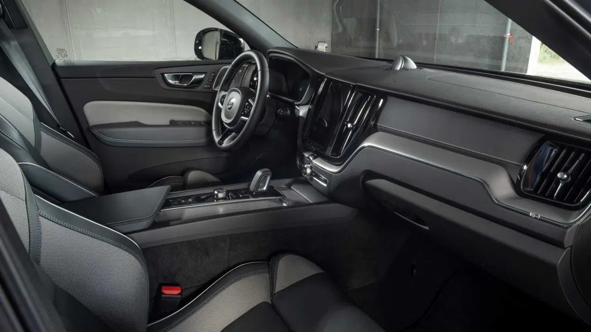 Volvo XC60 2.0 b5 Plus Dark awd auto (34)