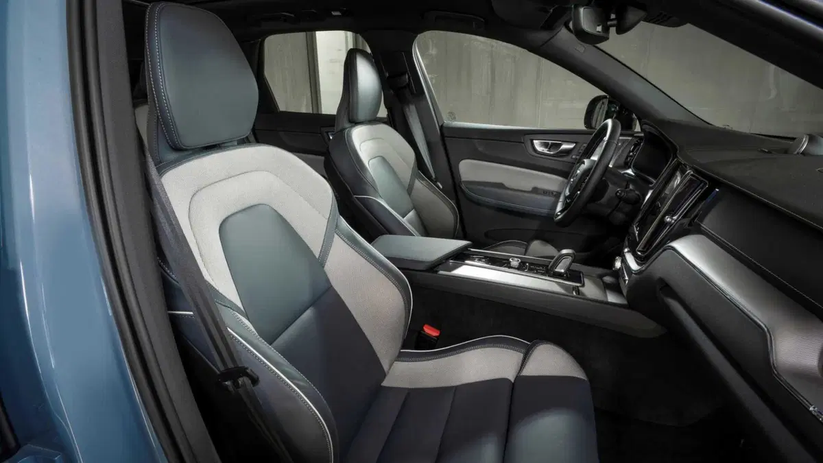 Volvo XC60 2.0 b5 Plus Dark awd auto (37)
