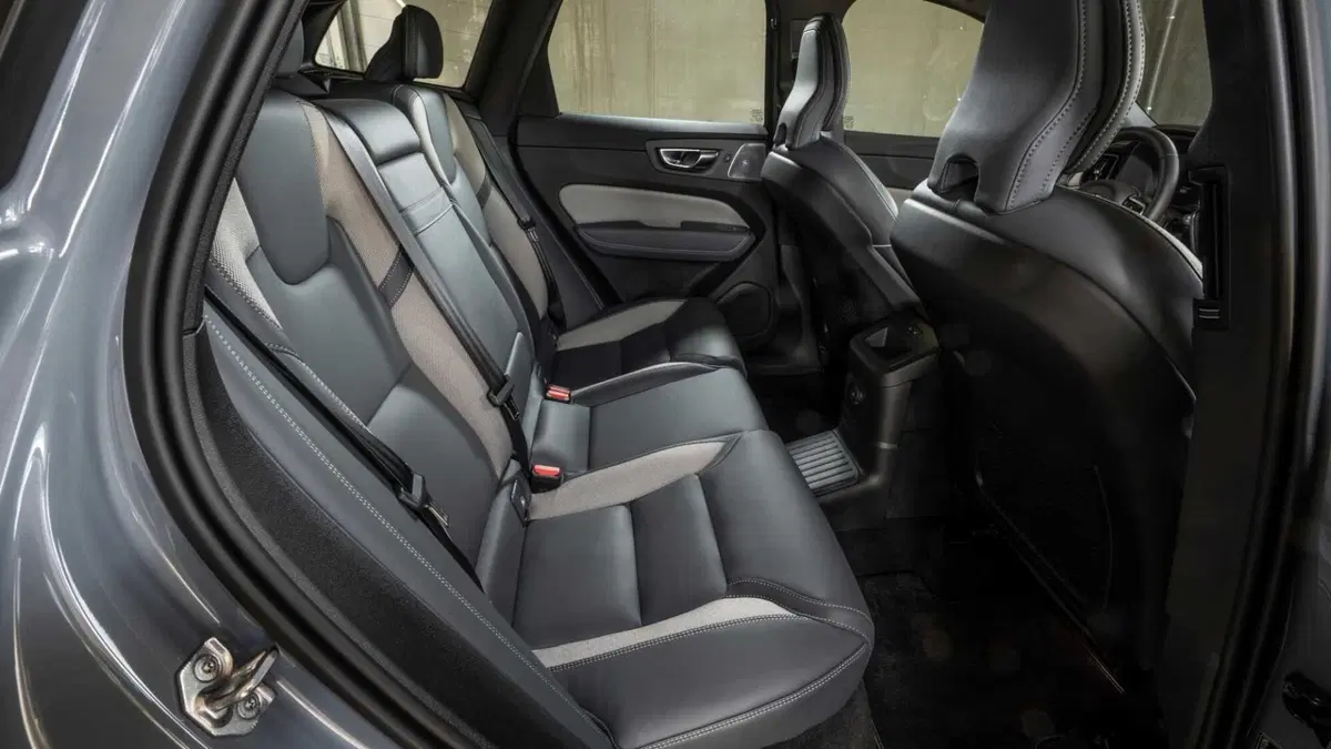 Volvo XC60 2.0 b5 Plus Dark awd auto (38)