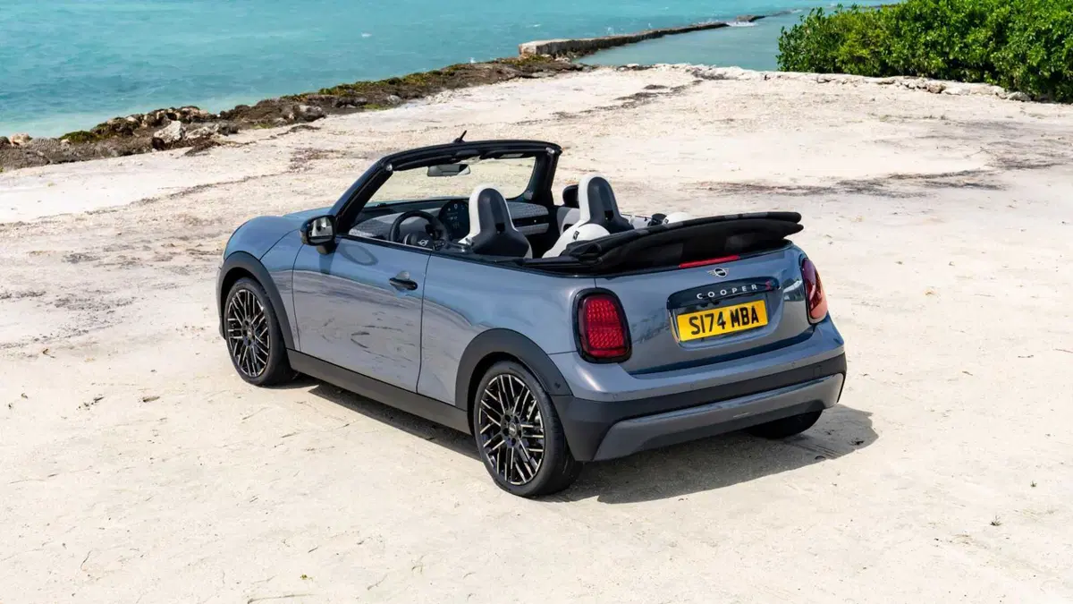 MINI Mini Cabrio Cooper SE auto (4)