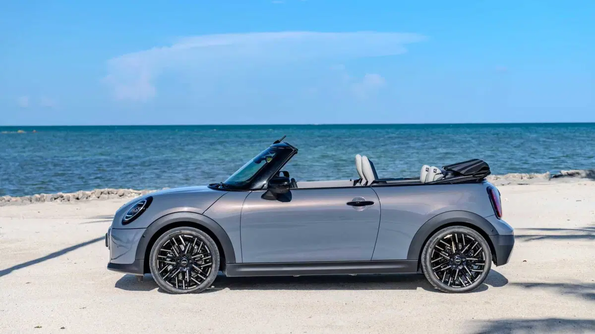 MINI Mini Cabrio Cooper SE auto (5)
