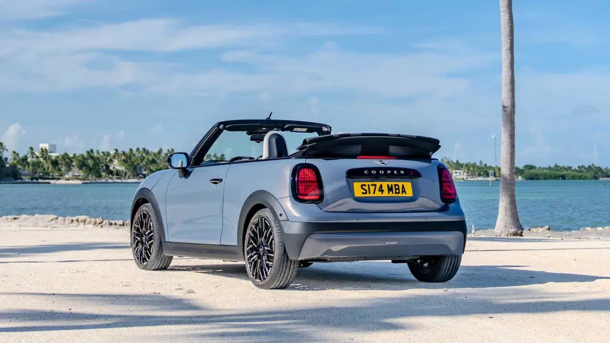 MINI Mini Cabrio Cooper SE auto (6)