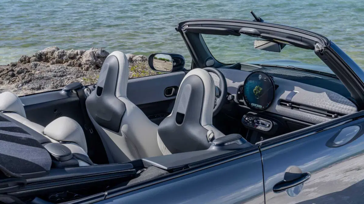 MINI Mini Cabrio Cooper SE auto (13)