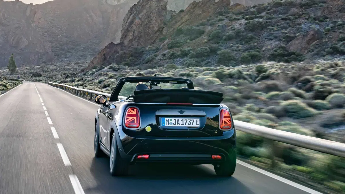 MINI Mini Cabrio Cooper SE auto (28)