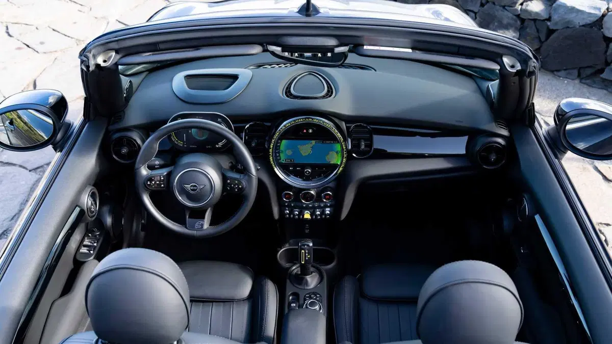 MINI Mini Cabrio Cooper SE auto (33)
