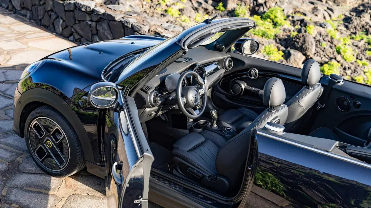 MINI Mini Cabrio Cooper SE auto (34)