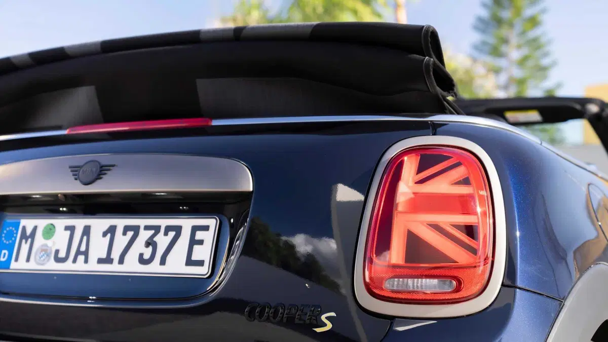 MINI Mini Cabrio Cooper SE auto (38)