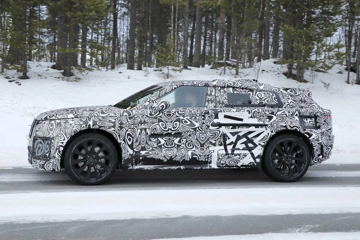 Range Rover Velar: avvistata la nuova generazione 100% elettrica [Foto Spia] (7)