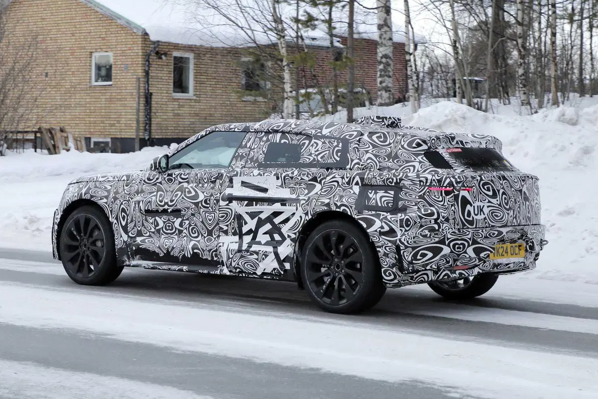 Range Rover Velar: avvistata la nuova generazione 100% elettrica [Foto Spia] (9)