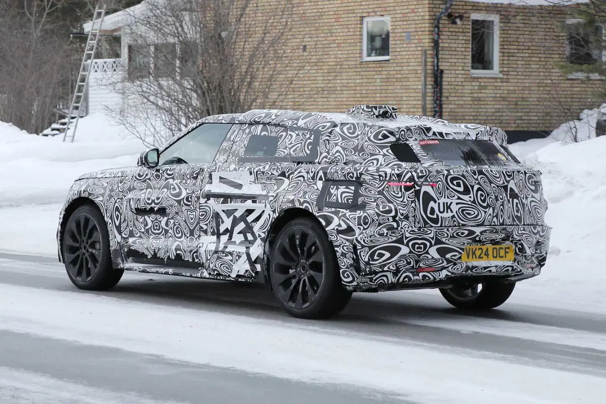 Range Rover Velar: avvistata la nuova generazione 100% elettrica [Foto Spia] (10)