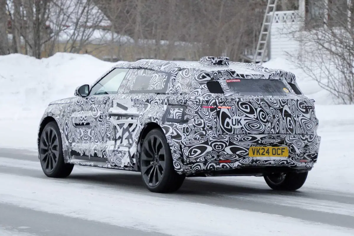 Range Rover Velar: avvistata la nuova generazione 100% elettrica [Foto Spia] (11)