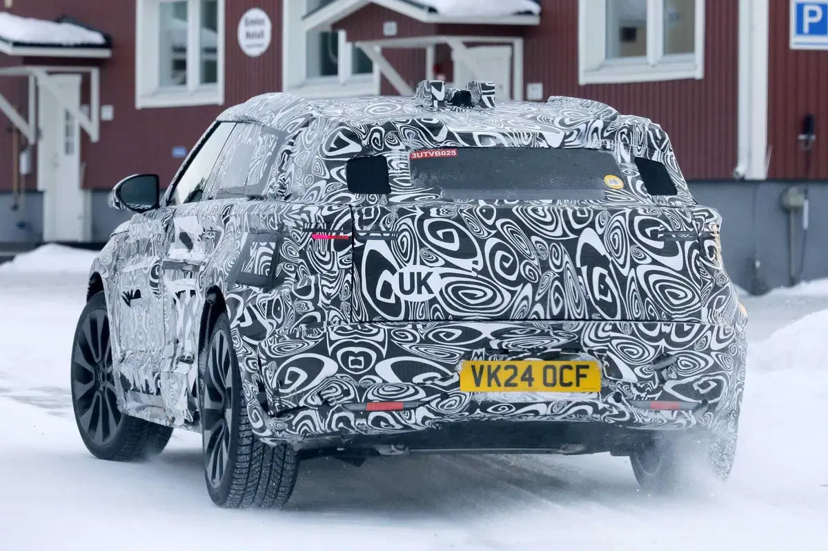 Range Rover Velar: avvistata la nuova generazione 100% elettrica [Foto Spia] (13)