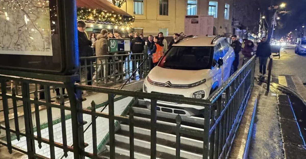 Figure brutte in auto: sbaglia l'ingresso del parcheggio