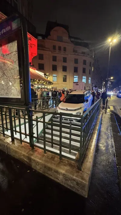 Figure brutte in auto: sbaglia l'ingresso del parcheggio