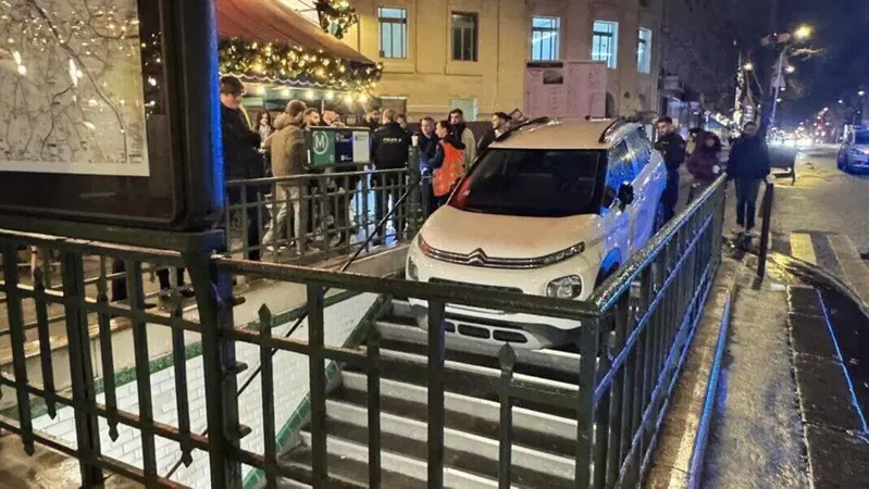 Figure brutte in auto: sbaglia l'ingresso del parcheggio
