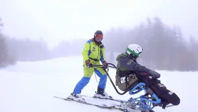 BMW SciAbile 2025: sulla neve con le disabilit&agrave;, la Scuola Sci a Sauze D'Oulx 