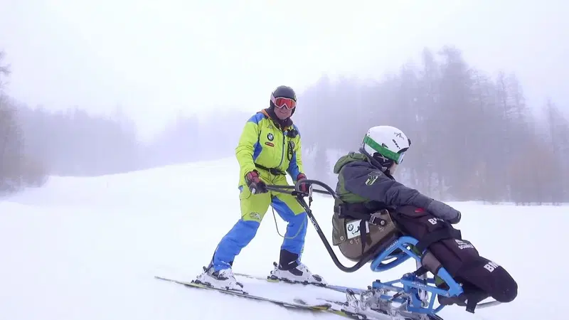 BMW SciAbile 2025: sulla neve con le disabilit&agrave;, la Scuola Sci a Sauze D'Oulx 