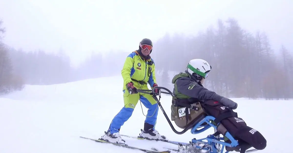 BMW SciAbile 2025: sulla neve con le disabilit&agrave;, la Scuola Sci a Sauze D'Oulx 