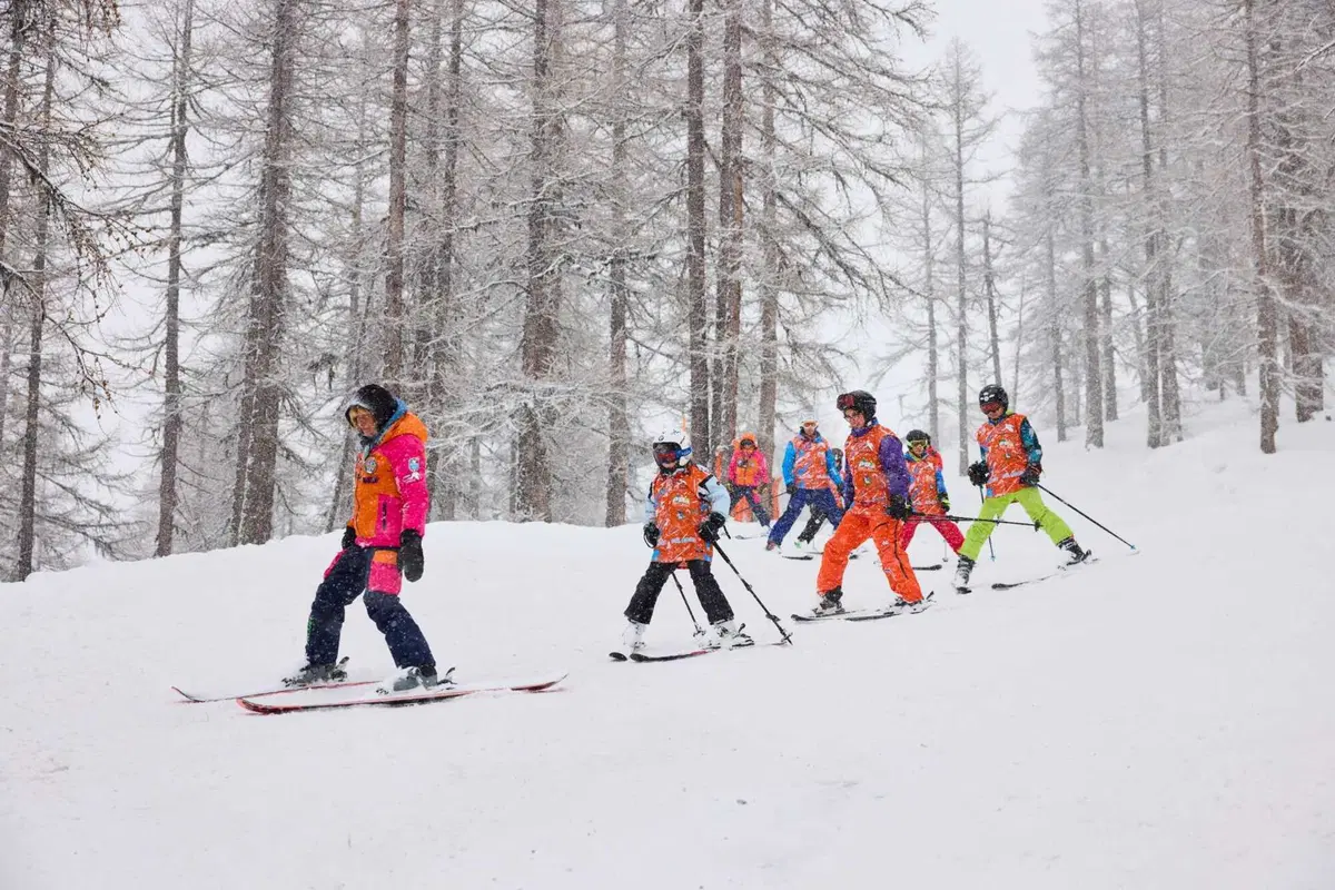 BMW SciAbile 2025: sulla neve con le disabilità, la Scuola Sci a Sauze D'Oulx 