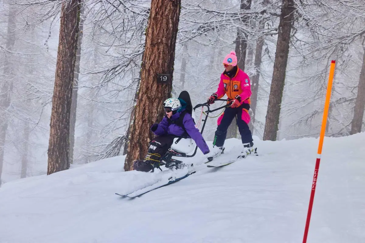 BMW SciAbile 2025: sulla neve con le disabilità, la Scuola Sci a Sauze D'Oulx  (6)
