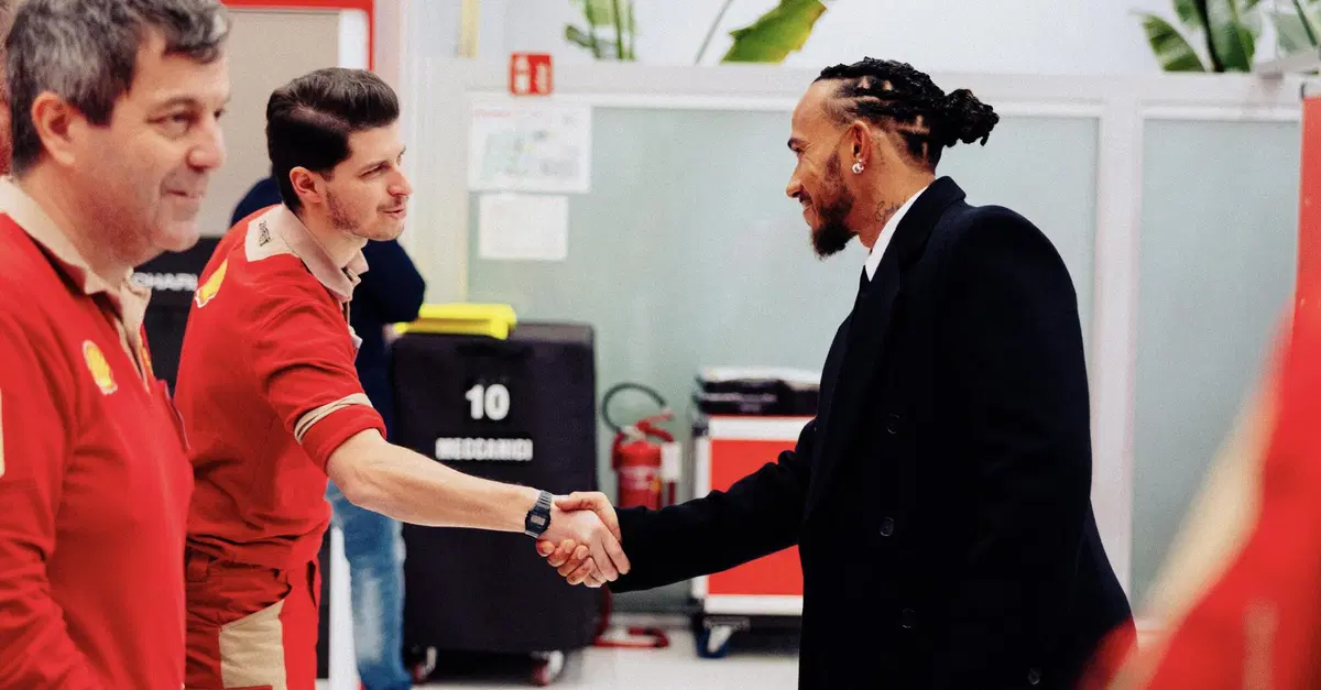 F1. Ferrari, Hamilton parla gi&agrave; in italiano ai dipendenti di Maranello: "Grazie per il caloroso benvenuto, non vedo l'ora di lavorare con voi"