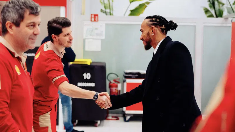 F1. Ferrari, Hamilton parla gi&agrave; in italiano ai dipendenti di Maranello: "Grazie per il caloroso benvenuto, non vedo l'ora di lavorare con voi"