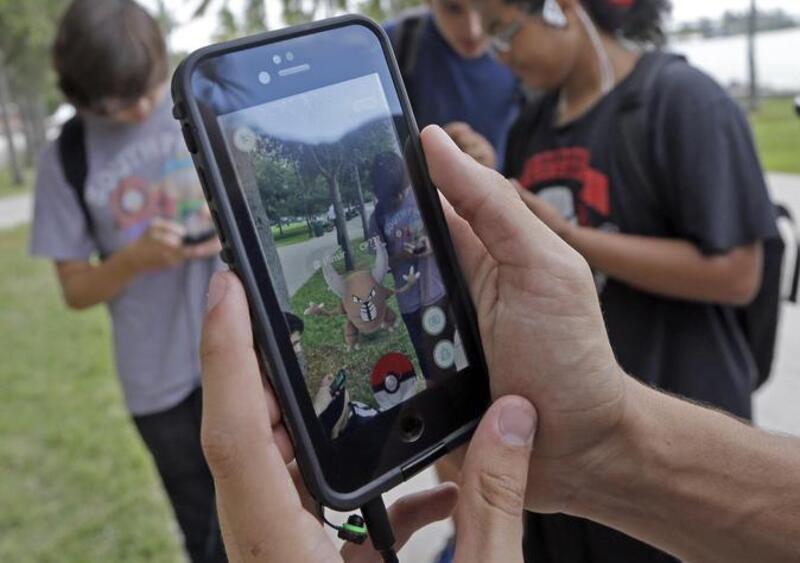 Pokemon Go: arriva la prima multa. Due ragazzi a &quot;caccia&quot; in scooter