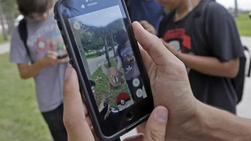 Pokemon Go: arriva la prima multa. Due ragazzi a "caccia" in scooter